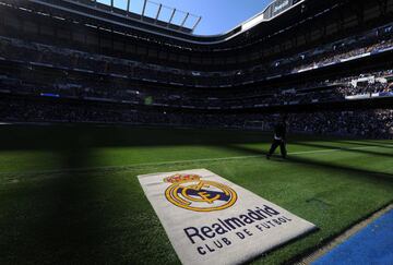 El templo del Real Madrid es historia pura del fútbol. Inaugurado en 1947 en un partido entre el club merengue y el portugués Os Belenenses, ha sido testigo de cómo la leyenda madridista ha crecido con el paso de las décadas. Ha sufrido cuatro ampliaciones para hacerlo llegar a una capacidad de 81,000 espectadores. Finales de Champions, de Copas del Rey y la del Mundial de 1982 entre Italia y Alemania son sus momentos cumbre.