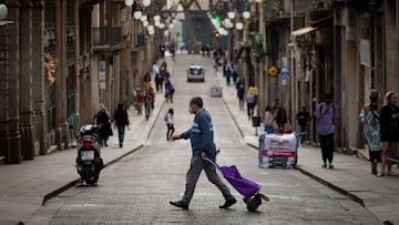 GRAFCAT3666. BARCELONA, 29/10/2020.- Aspecto de una céntrica calle de Barcelona este jueves, cuando el Govern de la Generalitat ha acordado el cierre perimetral de Cataluña durante 15 días y, además, durante este periodo de tiempo los municipios permanecerán cerrados los fines de semana, a lo que se suma el cese de la actividad de teatros, cines y deportes no profesionales, así como de actividades extraescolares. EFE/Enric Fontcuberta