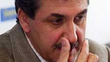 <b>NO SE VA.</B> Mariano García Remón deja el banquillo del primer equipo, pero seguirá en el club trabajando a las órdenes de Sacchi.