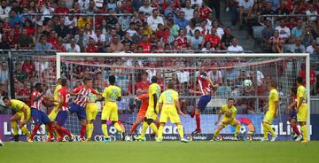 Remate de Godin que acabó con el gol de Vietto. 