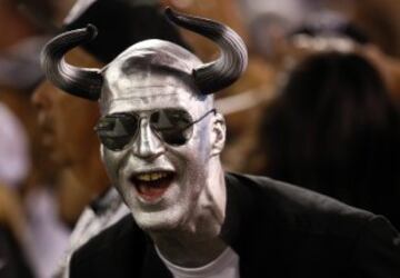 En la foto, un fan de los Raiders disfrazado de Silver Surfer (tambi¨¦n conocido como Estela Plateada) en ese famoso n¨²mero en el que tarda m¨¢s de la cuenta en volver a casa y ese d¨ªa tocaba revisar la caldera.