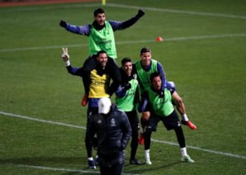 James entrena y comparte al lado de sus compañeros del Real Madrid en Yokohama.