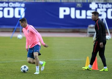 Fernando Torres ante la mirada de Simeone. 