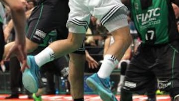 El p&iacute;vot del FIATC Joventut Nacho Llovet (i), intenta taponar al base del Real Madrid Sergio Llull (d).