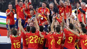 El Rey Felipe VI, junto con la Princesa Sofía, levanta el trofeo de la Eurocopa arropado por los jugadores de la Selección.