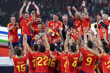 El Rey Felipe VI, junto con la Princesa Sofía, levanta el trofeo de la Eurocopa arropado por los jugadores de la Selección.