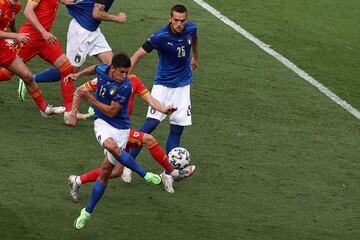 El centrocampista italiano Matteo Pessina dispara el balón para marcar el primer gol de Italia