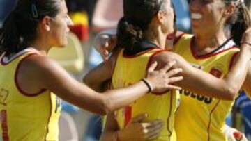 <b>ALEGRÍA. </b>Julia Méndez y Bárbara Malda festejan un gol.