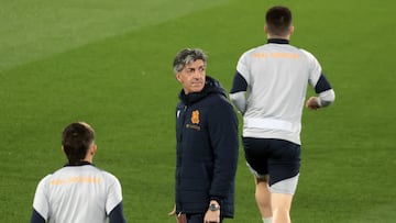 Paris (France), 13/02/2024.- Real Sociedad's head coach Imanol Alguacil (C) leads a training session in Paris, France, 13 February 2024. Real Sociedad will face Paris Saint-Germain in their UEFA Champions League Round of 16, first leg match on 14 February. (Liga de Campeones, Francia) EFE/EPA/CHRISTOPHE PETIT TESSON
