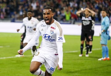 Alexandre Lacazette celebra un gol con el Lyon.