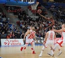 El Baskonia arrasa y sigue en la carrera por los cuartos de final