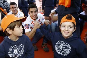 Los pilotos del equipo Repsol Honda de MotoGP, Marc Márquez y Dani Pedrosa, y los de trial, Toni Bou, Takahisa Fujinami y Jaime Busto, hicieron hoy las delicias de los alumnos del colegio sevillano St. Marys School.