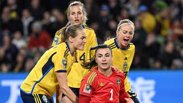 Eriksson e Ilested felicitan a Musovic tras una gran intervenci¨®n.