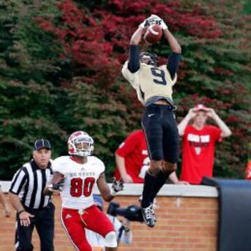 Kevin Johnson logra una intercepción para Wake Forest.