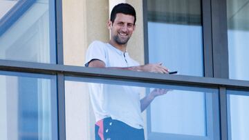 Novak Djokovic, en el balc&oacute;n de su habitaci&oacute;n del hotel en el que pasa la cuarentena previa al Open de Australia en Adelaida.