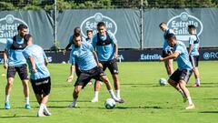 Brais M&eacute;ndez participa en un rondo durante un entrenamiento del Celta junto a Nolito y Toro Fern&aacute;ndez.