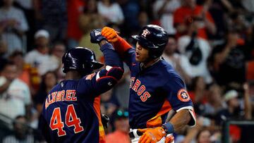 Jeremy Peña y Yordan Álvarez festejan un home run del novato de los Astros.