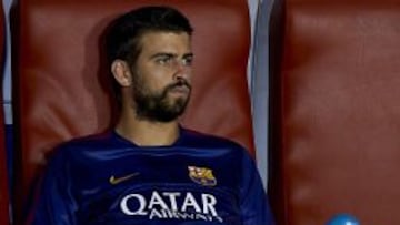 Piqué se está acostumbrando a ver los partidos del equipo desde el banquillo a la espera de que vuelvan a confiar en él.