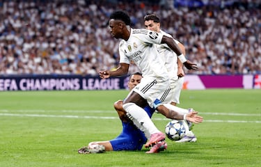 El árbitro Irfan Peljto, señala penalti por una mano de Facundo Medina tras ir al suelo para impedir el avance de Vinicius.