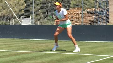 Garbi&ntilde;e Muguruza entrena sobre las pistas de hierba del Open de Mallorca.