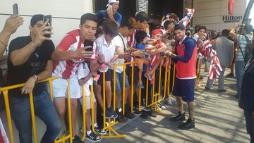 De Paul, en la llegada del Atlético a Monterrey, a la entrada de los rojiblancos al hotel.