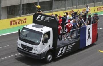 Los pilotos recordaron a las víctimas de los atentados de París. 