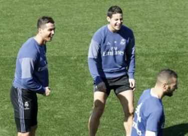 Gran ambiente entre los jugadores del Real Madrid durante el entrenamiento.