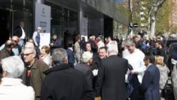 JORNADA ELECTORAL. Los socios tuvieron que hacer cola ayer en la puerta del palco de honor para votar en las elecciones.