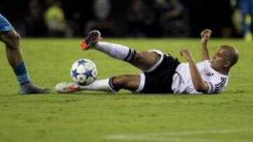 Valencia&#039;s Sofiane Feghouli falls during their Champions league Group H soccer match against Zenit at Mestalla stadium in Valencia, Spain, September 16, 2015. REUTERS/Heino Kalis