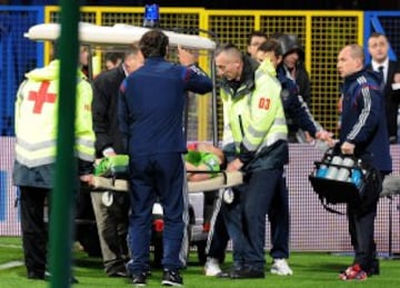 Montenegro-Rusia. Akinfeev, tras recibir el impacto de una bengala en la cabeza, fue retirado en camilla y trasladado al hospital.