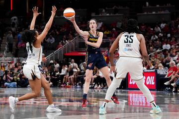 Caitlin Clark #22 of the Indiana Fever passes the ball 