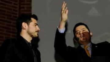 <b>ÍDOLO. </b>Iker, con Roncero de presentador, aclamado en Guadalajara.