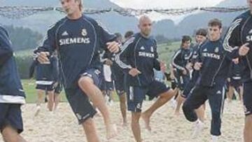 <b>GALÁCTICOS SIN BOTAS. </b>Roberto Carlos, Beckham, Zidane y Casillas trabajaron sobre arena de playa bajo las órdenes del preparador físico Antonio Mello.