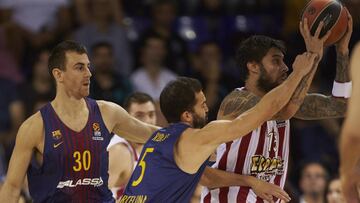 GRA009. BARCELONA. 03/11/17.- El alero de Olympiacos Georgios Printezis (d) juega un balón ante Víctor Claver (i) Pau Ribas, ambos del FC Barcelona Lassa, durante el partido de la Euroliga de baloncesto disputado esta noche en el Palau Blaugrana. EFE/Alejandro García