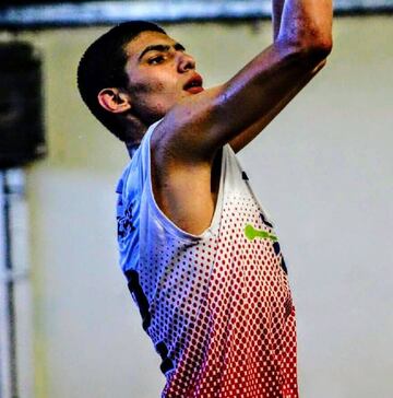 Es hijo de Lino Sáez y sobrino de Patrick. Brilló en el Sudamericano Sub 17 y desde ahora comenzará una carrera en el college de Estados Unidos.