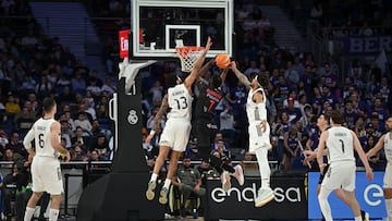 Izan Almansa y Chuma Okeke frenan a Babatunde Olumuyiwa.