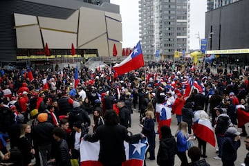 La Marea Roja conformada por la colonia chilena en Suecia, llegó en masa hasta el Friends Arena de Estocolmo para apoyar a La Roja.