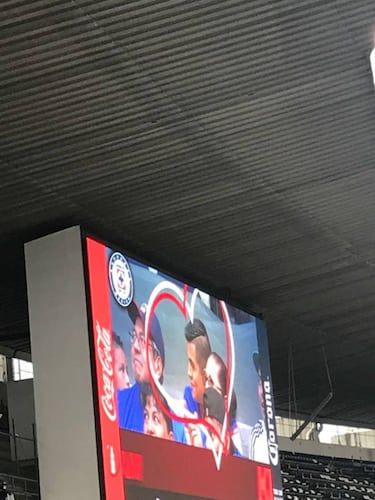 Afición se divierte con la Kiss Cam en el estadio Azteca