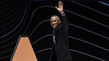 Barack Obama saluda durante una conferencia ofrecida en Bogot&aacute;. 