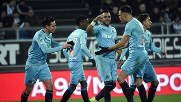 Jugadores del Olympique de Marsella celebran el gol de Thauvin.