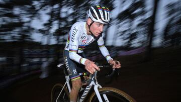 Van der Poel recae de sus molestias en la espalda