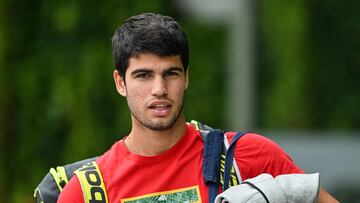 Spain's Carlos Alcaraz arrives for a training session prior to the start of the 2023 Wimbledon Championships at The All England Tennis Club in Wimbledon, southwest London, on July 2, 2023. (Photo by Glyn KIRK / AFP) / RESTRICTED TO EDITORIAL USE