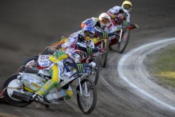 El australiano Troy Batchelor en primer término durante una de las espectaculares carreras del campeonato del mundo de Speedway en Praga.
