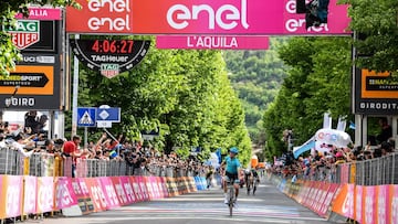 Pello Bilbao celebra su victoria en el Giro 2019.