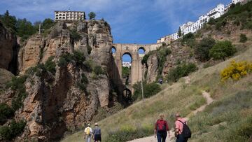 Malaga (España) Ronda 20/05/2019 Reportaje en el pueblo malagueño de Ronda sobre el aislamiento que sufre al no tener ninguna autovia que la conecte a Malaga y por sus malas conexiones por tren. En las fotografias podemos ver turistas haciendo turismo rural y de interior por el Tajo de Ronda, la estación de trenes de la ciudad, coches circulando por la carretera autonomica A-397 con la localidad de Ronda al fondo y pintadas reclamando la construccion de la autovia en un desvio de Malaga hacia Ronda.
Foto: Garcia-Santos