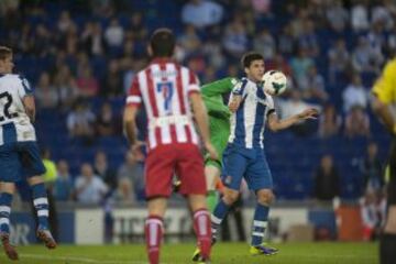 Espanyol-Atlético de Madrid. Courtois hace una fea entrada a Javi Lopez al final del partido.
