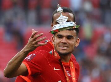 Luis Díaz salió campeón de la FA Cup con Liverpool que venció 6-5 al Chelsea en los lanzamientos desde el punto penal.