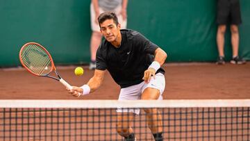 HOUSTON, TX - APRIL 04: Chrsitan Garin (CHI) returns a shot during Round 1 play at the US Clay Court Championship at River Oaks Country Club on April 4, 2023, in Houston, Texas. (Photo by Ken Murray/Icon Sportswire via Getty Images)
