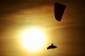 Un parapente volando sobre Brasilia. 