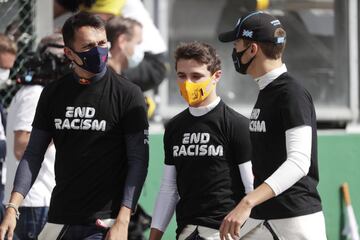 Los pilotos durante el homenaje antirracista que se hace antes de cada carrera